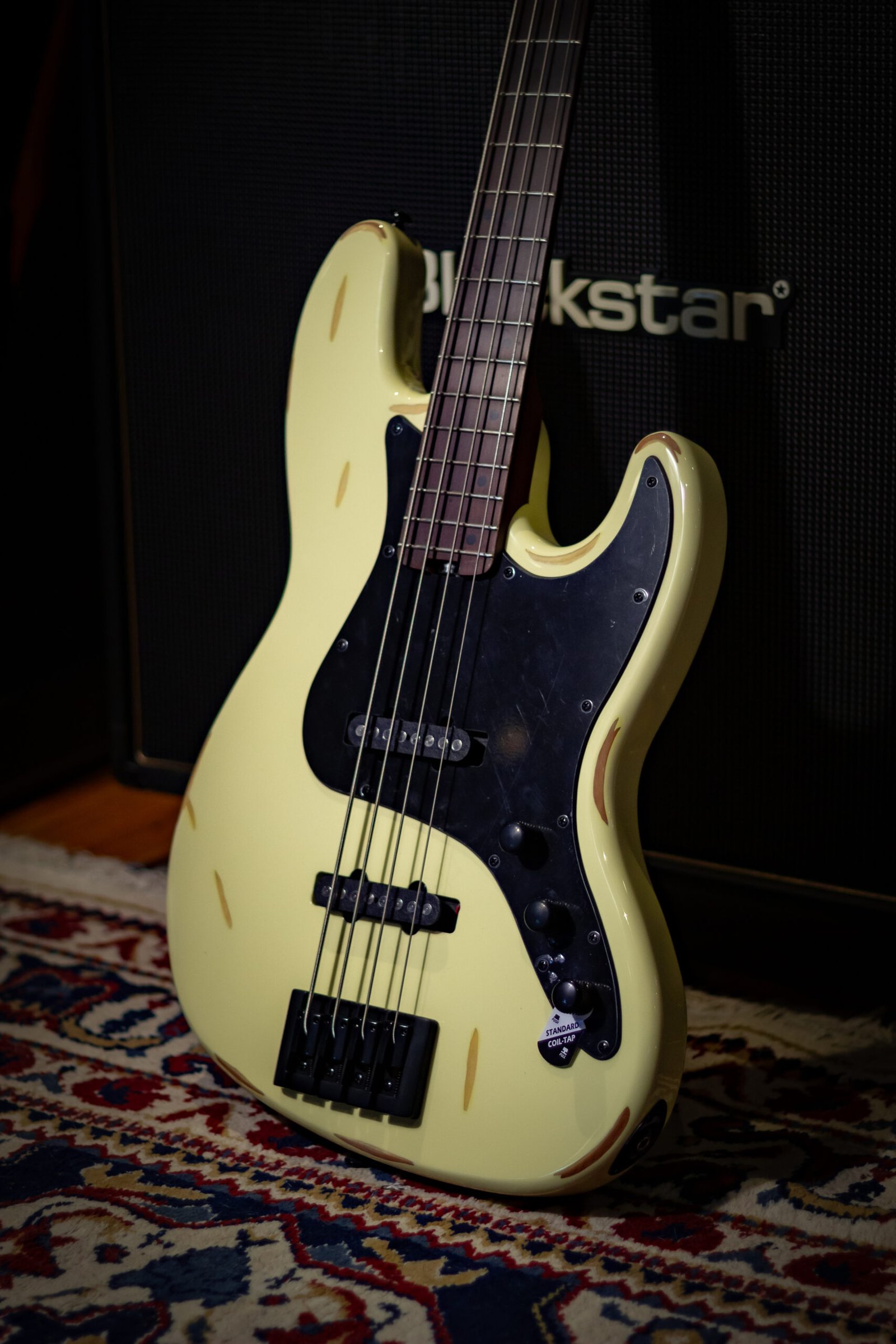 Contrabaixo Schecter J-4 Sixx Worn Ivory - Imagem 2