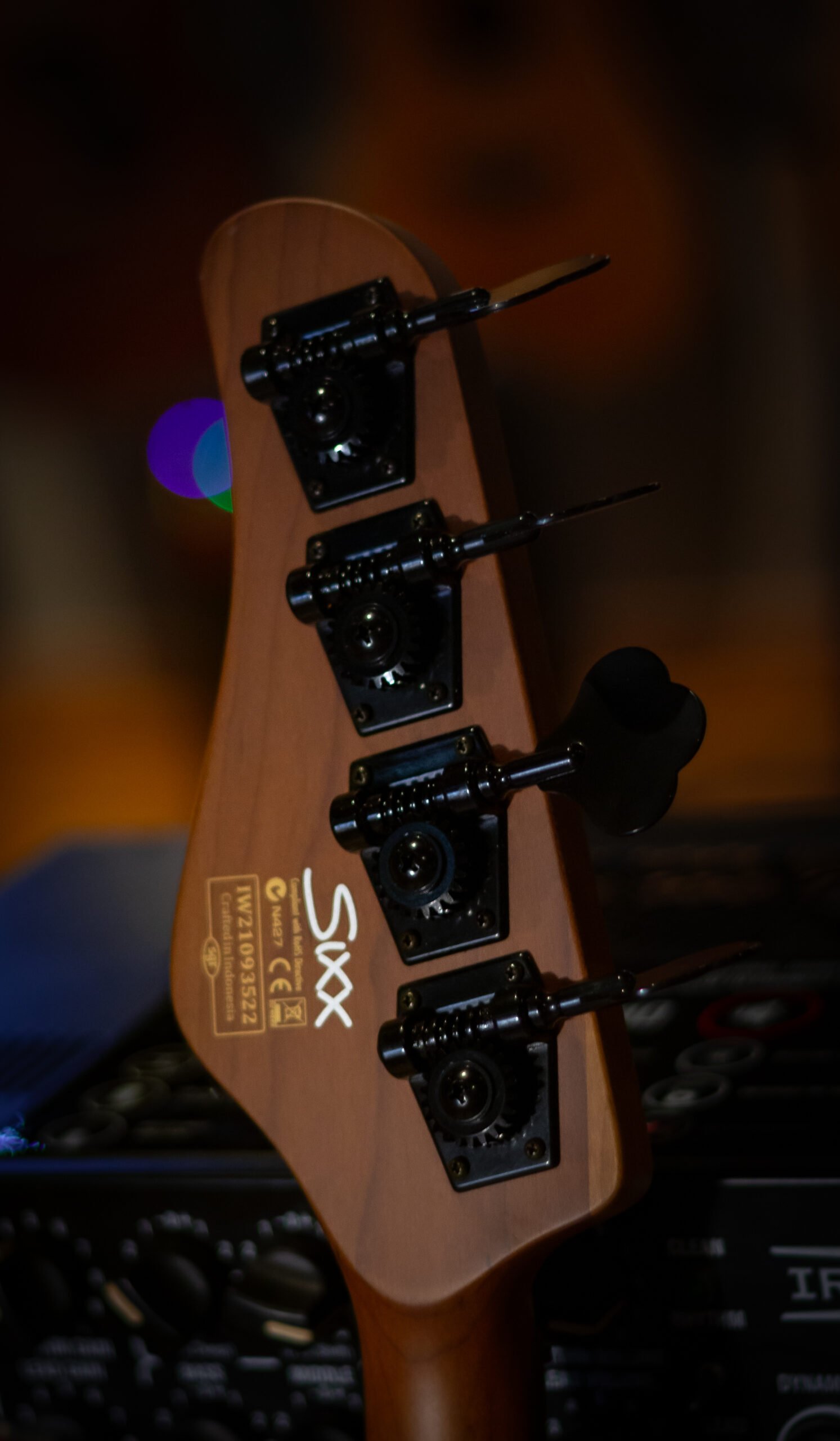 Contrabaixo Schecter J-4 Sixx Worn Ivory - Imagem 5