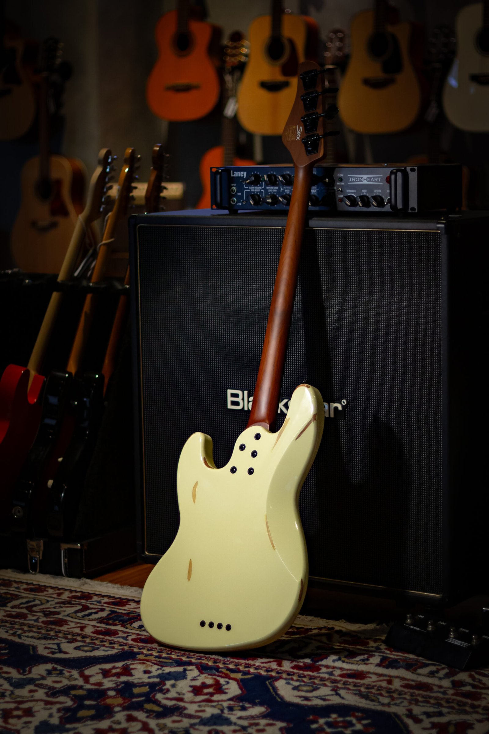 Contrabaixo Schecter J-4 Sixx Worn Ivory - Imagem 4