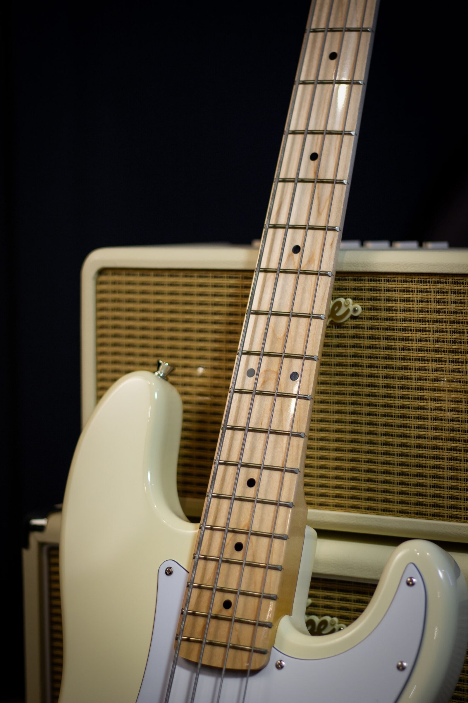 Vintage V4 Reissued Bass - Vintage White - Imagem 3