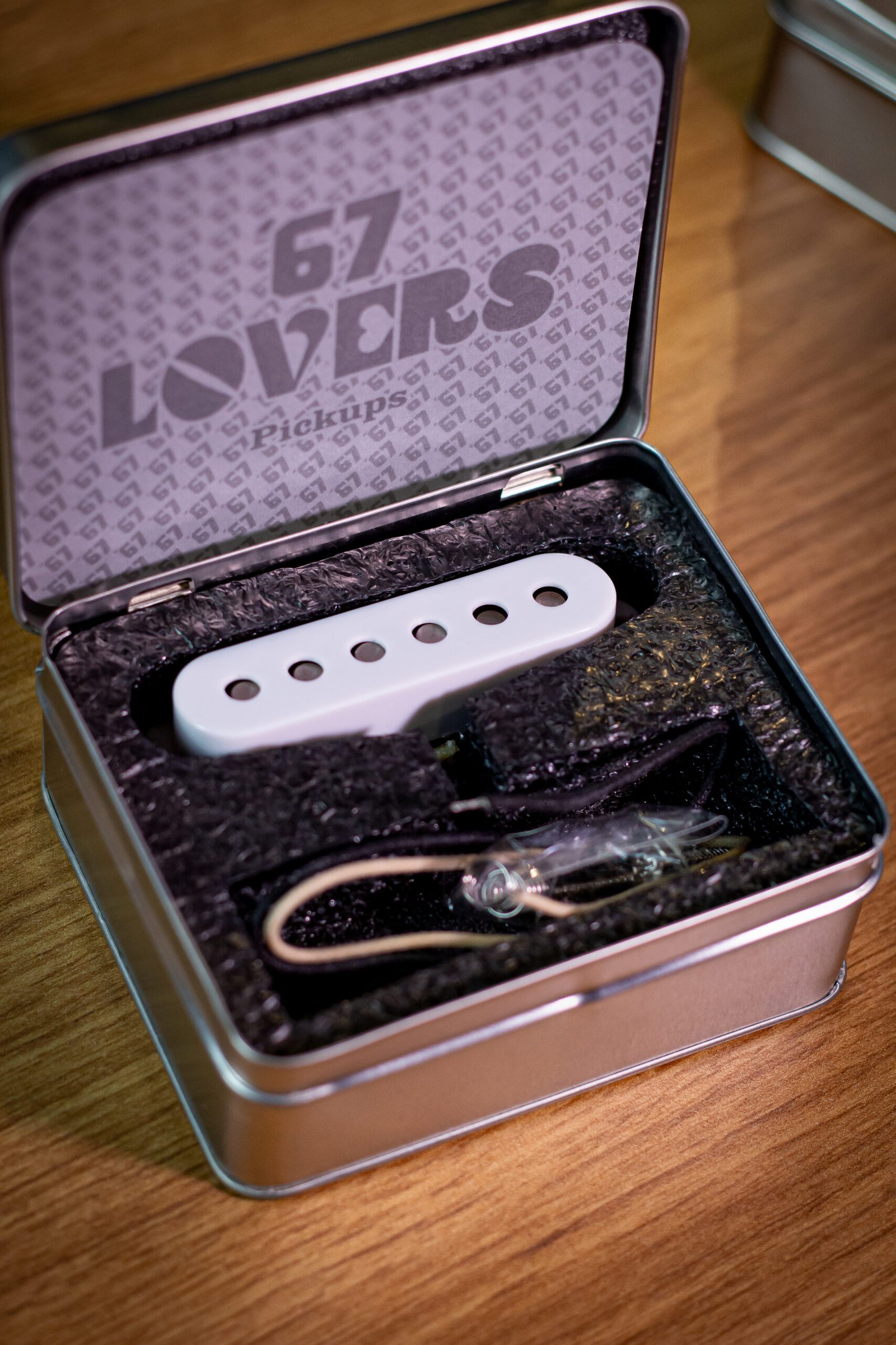 67 LOVERS - STRATOCASTER JIMI MOJO S-LOVER MEIO COVER PRETO - Imagem 2