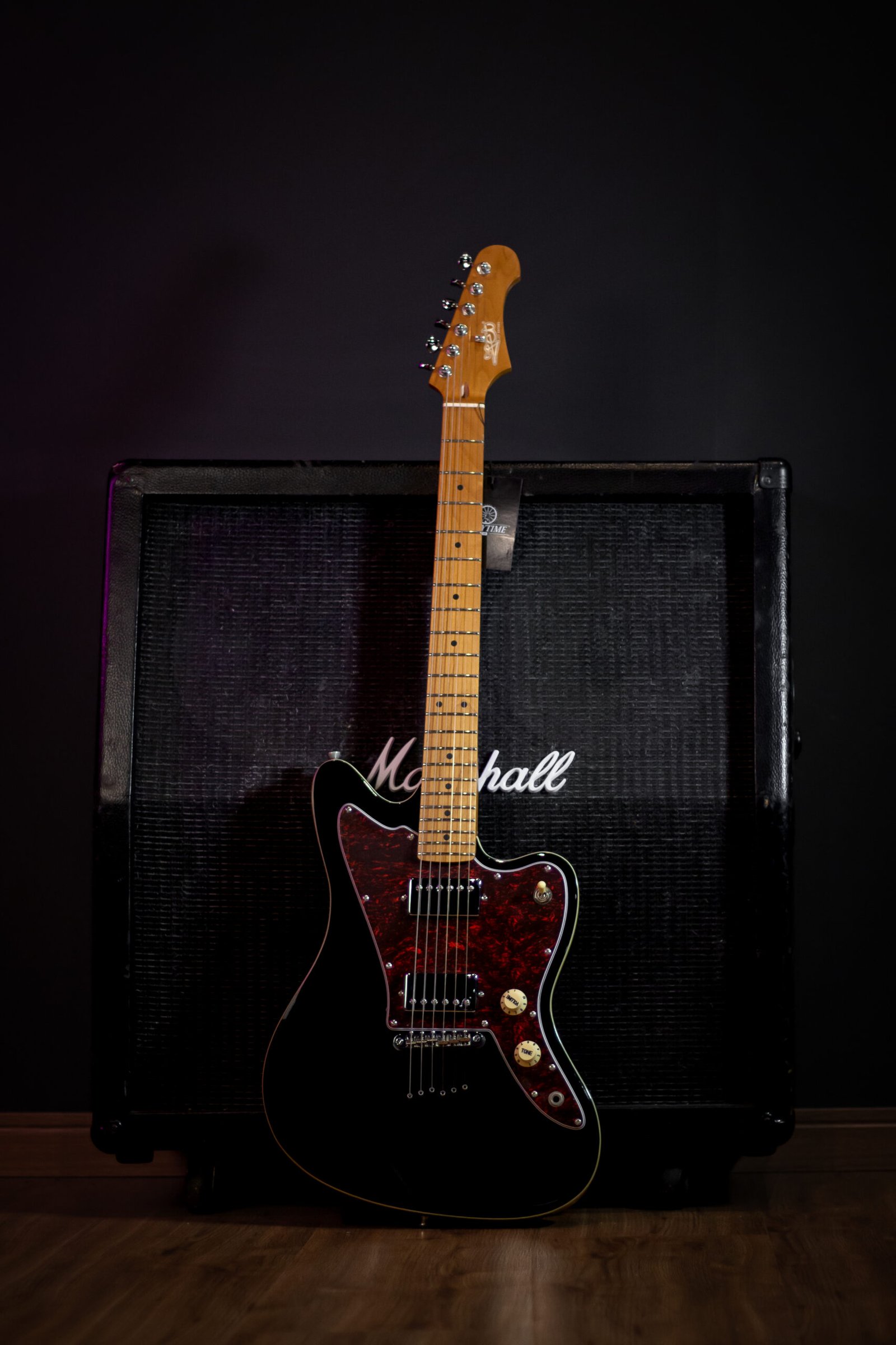 GUITARRA JET - JJ-350 BK Black - Basswood, Braco Roasted Maple, Offset - Imagem 2