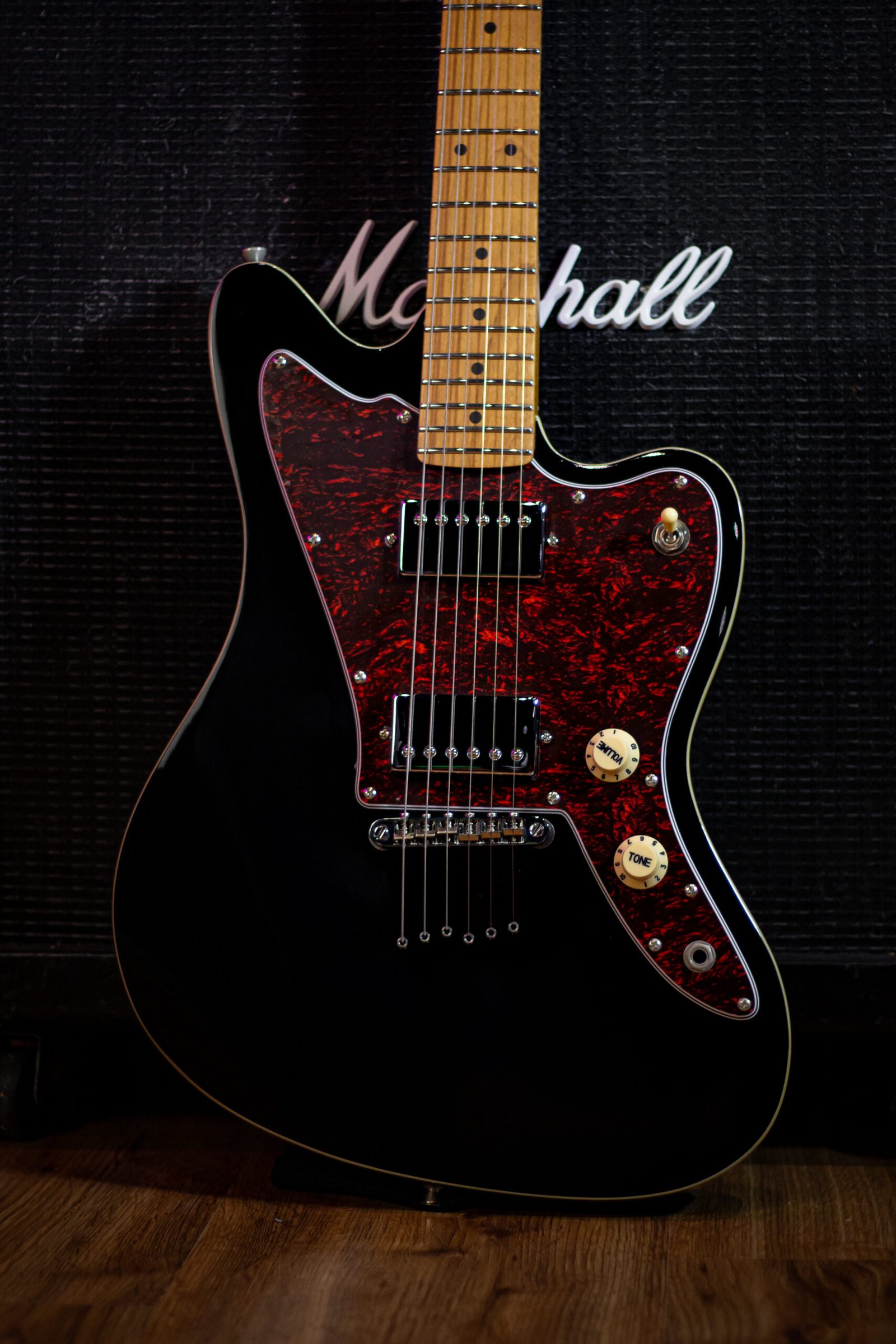 GUITARRA JET - JJ-350 BK Black - Basswood, Braco Roasted Maple, Offset - Imagem 3