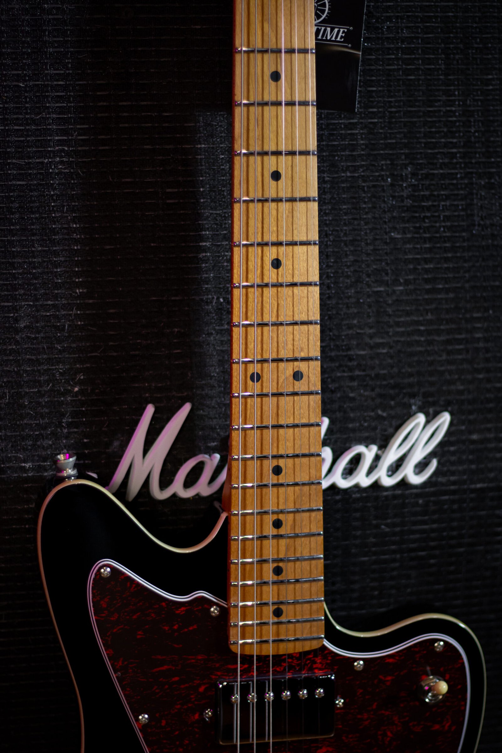 GUITARRA JET - JJ-350 BK Black - Basswood, Braco Roasted Maple, Offset - Imagem 4
