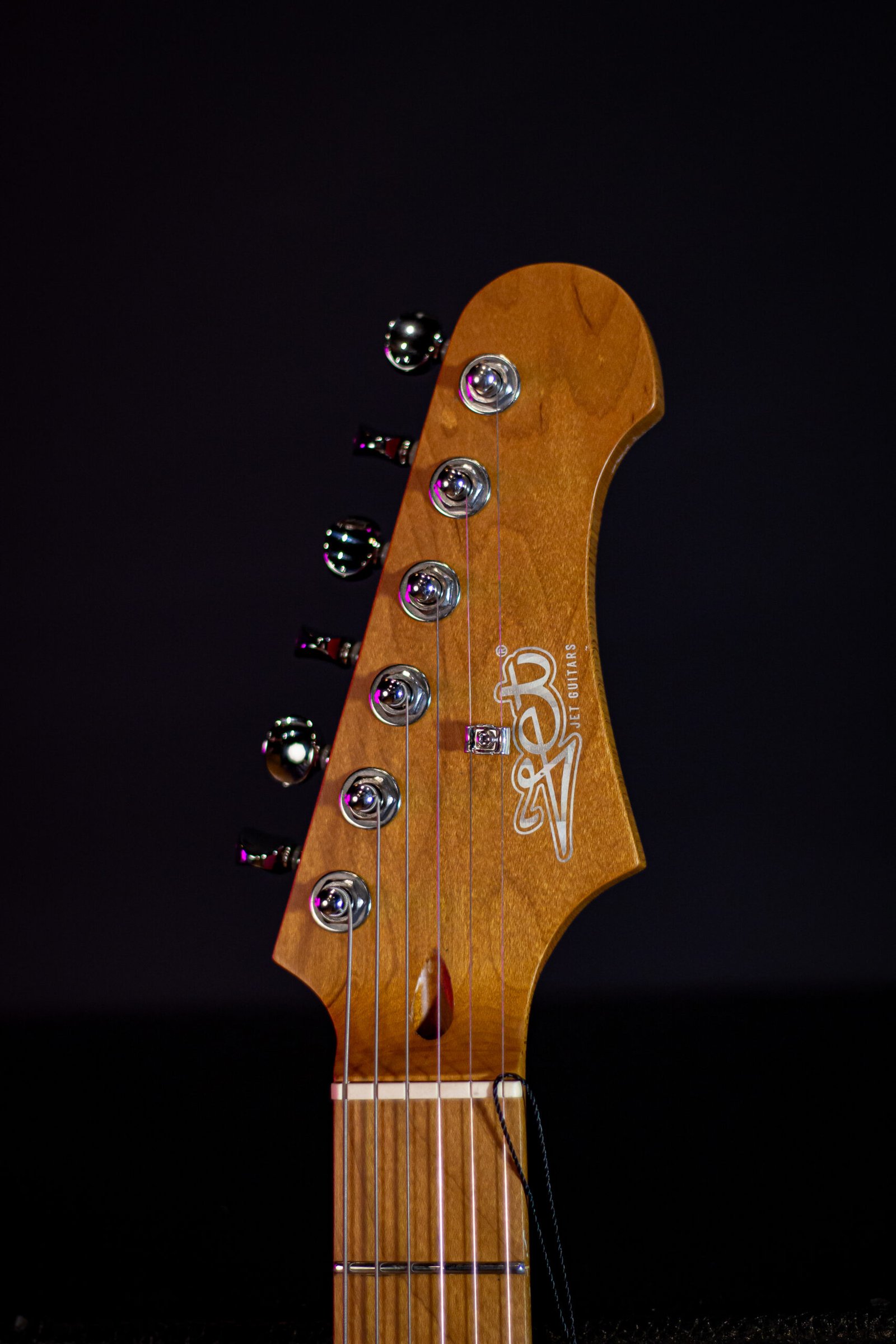 GUITARRA JET - JJ-350 BK Black - Basswood, Braco Roasted Maple, Offset - Imagem 5