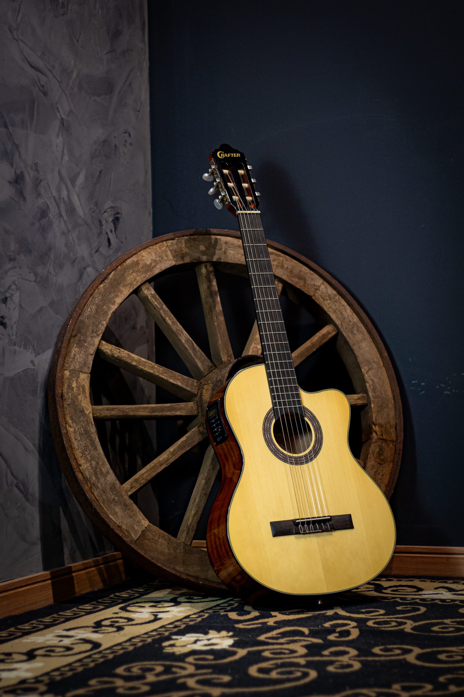 VIOLAO CRAFTER - NYLON CUTAWAY T/SPRUCE B/S MOGNO EQ PL-T NV GOLD GLOSS HC-250CE/N CRAFTER (AVARIADO) - Imagem 2