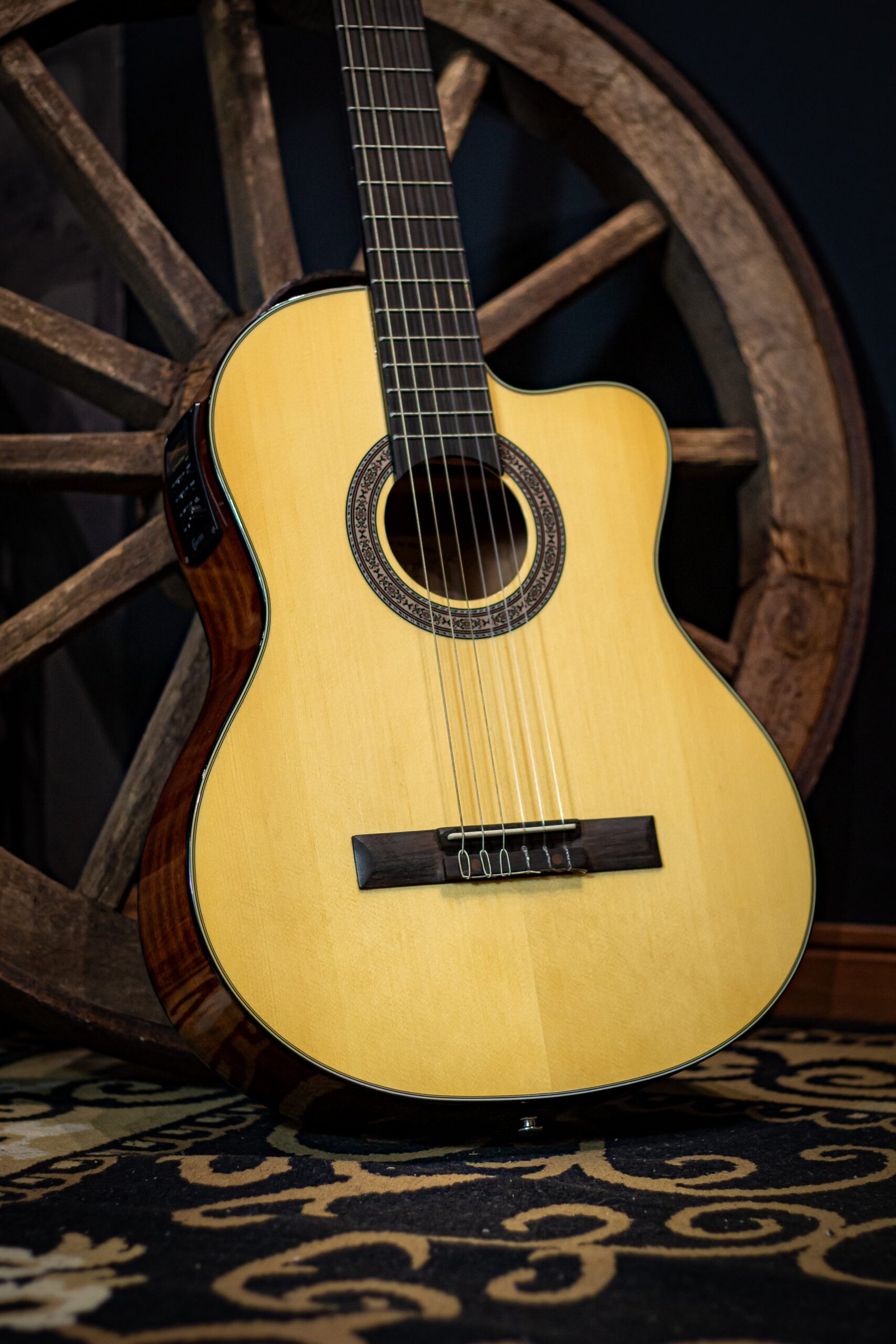 VIOLAO CRAFTER - NYLON CUTAWAY T/SPRUCE B/S MOGNO EQ PL-T NV GOLD GLOSS HC-250CE/N CRAFTER (AVARIADO) - Imagem 3