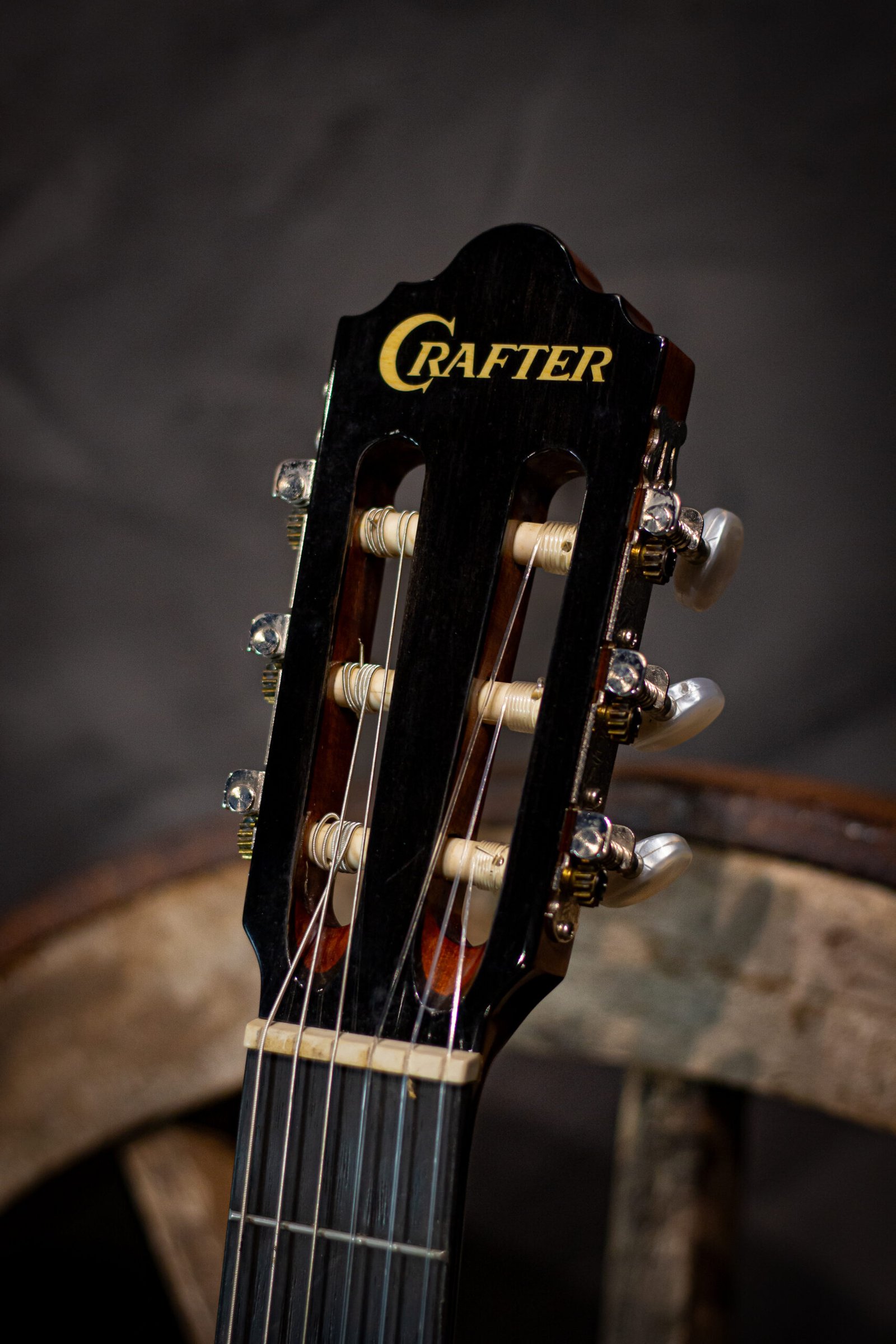 VIOLAO CRAFTER - NYLON CUTAWAY T/SPRUCE B/S MOGNO EQ PL-T NV GOLD GLOSS HC-250CE/N CRAFTER (AVARIADO) - Imagem 6