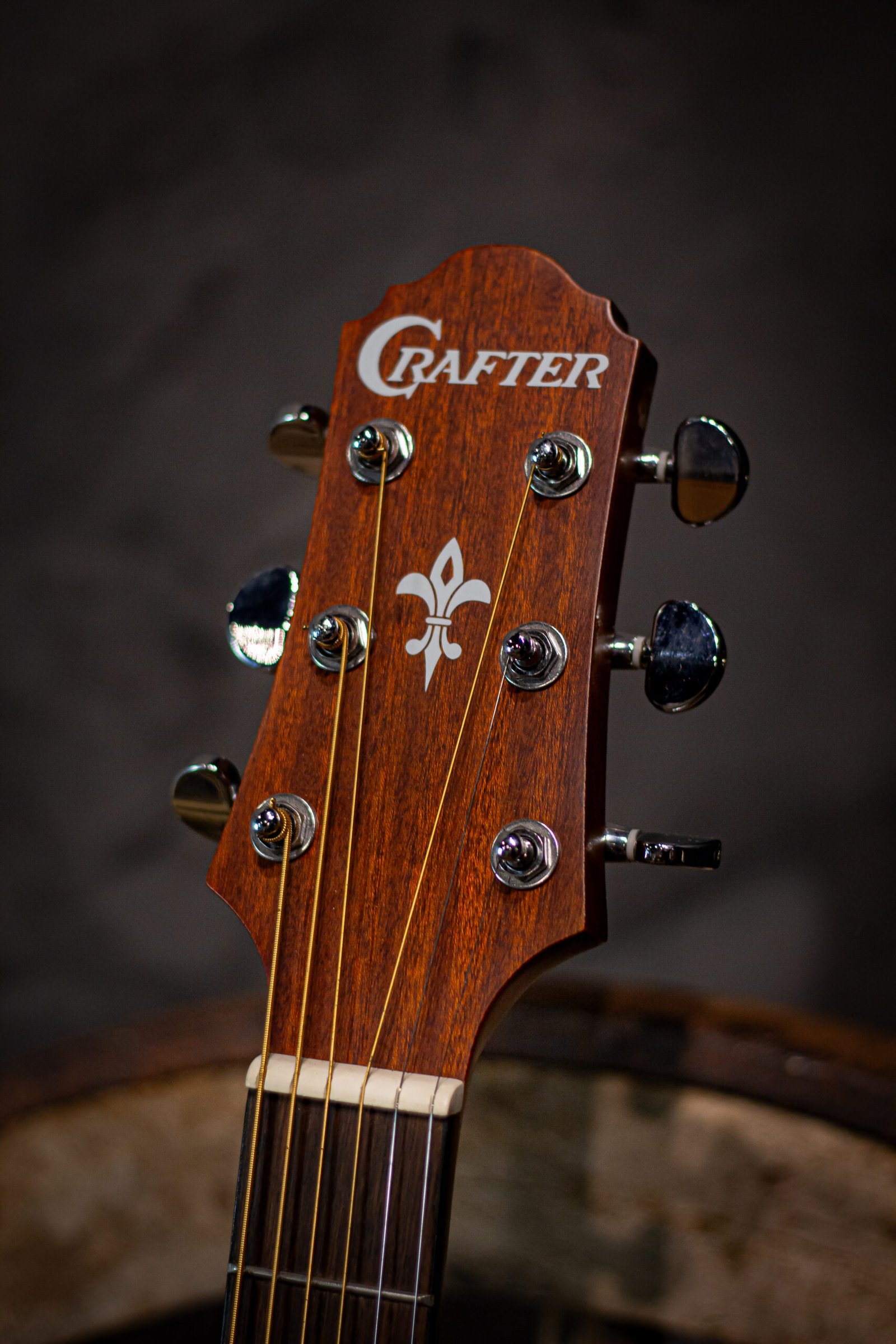 VIOLAO CRAFTER - ORCHESTRA CUTAWAY T/SPRUCE B/S MOGNO EQ PL-T NV GOLD SATIN HT-100CE/OP.N CRAFTER - Imagem 5