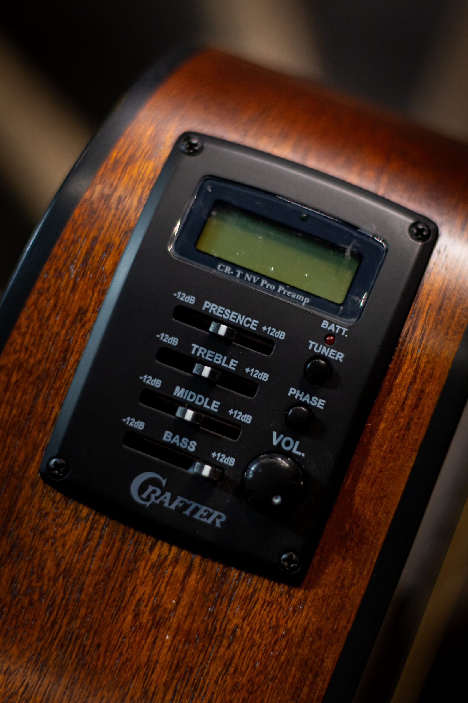VIOLAO CRAFTER - ORCHESTRA CUTAWAY T/SPRUCE B/S MOGNO EQ PL-T NV GOLD SATIN HT-100CE/OP.N CRAFTER - Imagem 7