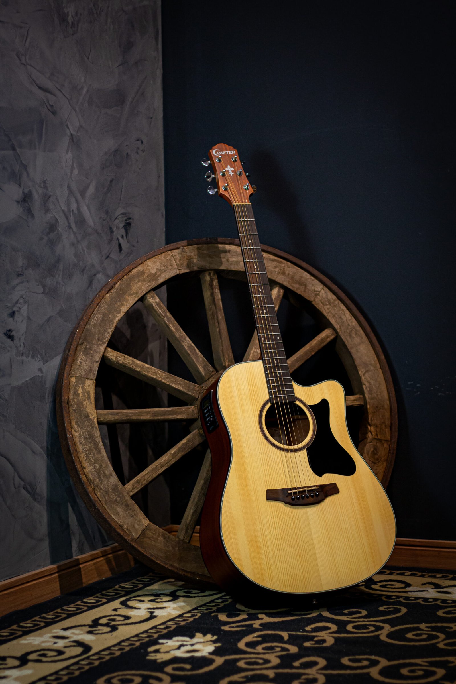 VIOLAO CRAFTER- FOLK CUTAWAY T/SPRUCE B/S MOGNO EQ PL-T NV GOLD SATIN HD-100CE/OP.N CRAFTER - Imagem 2