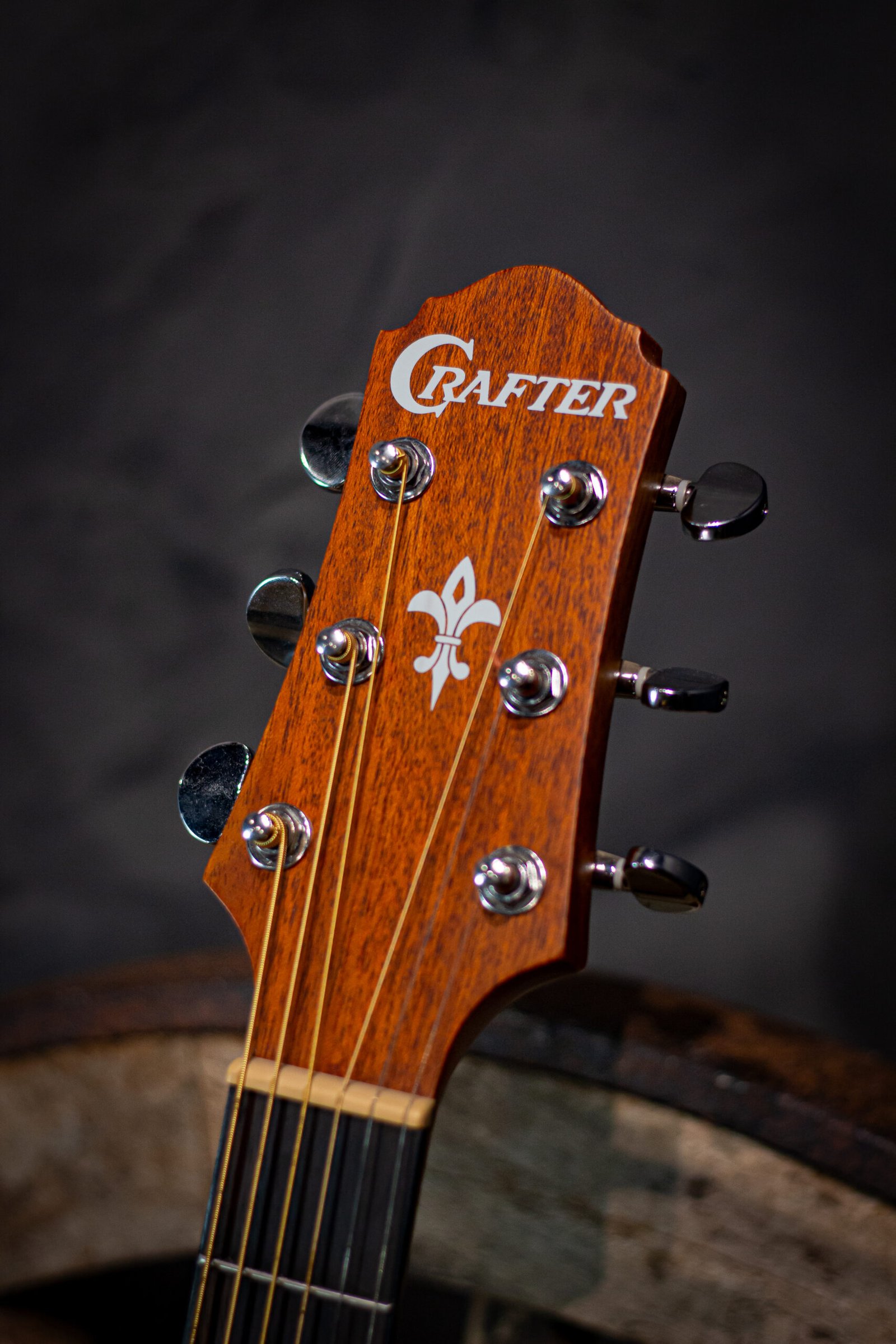 VIOLAO CRAFTER- FOLK CUTAWAY T/SPRUCE B/S MOGNO EQ PL-T NV GOLD SATIN HD-100CE/OP.N CRAFTER - Imagem 5