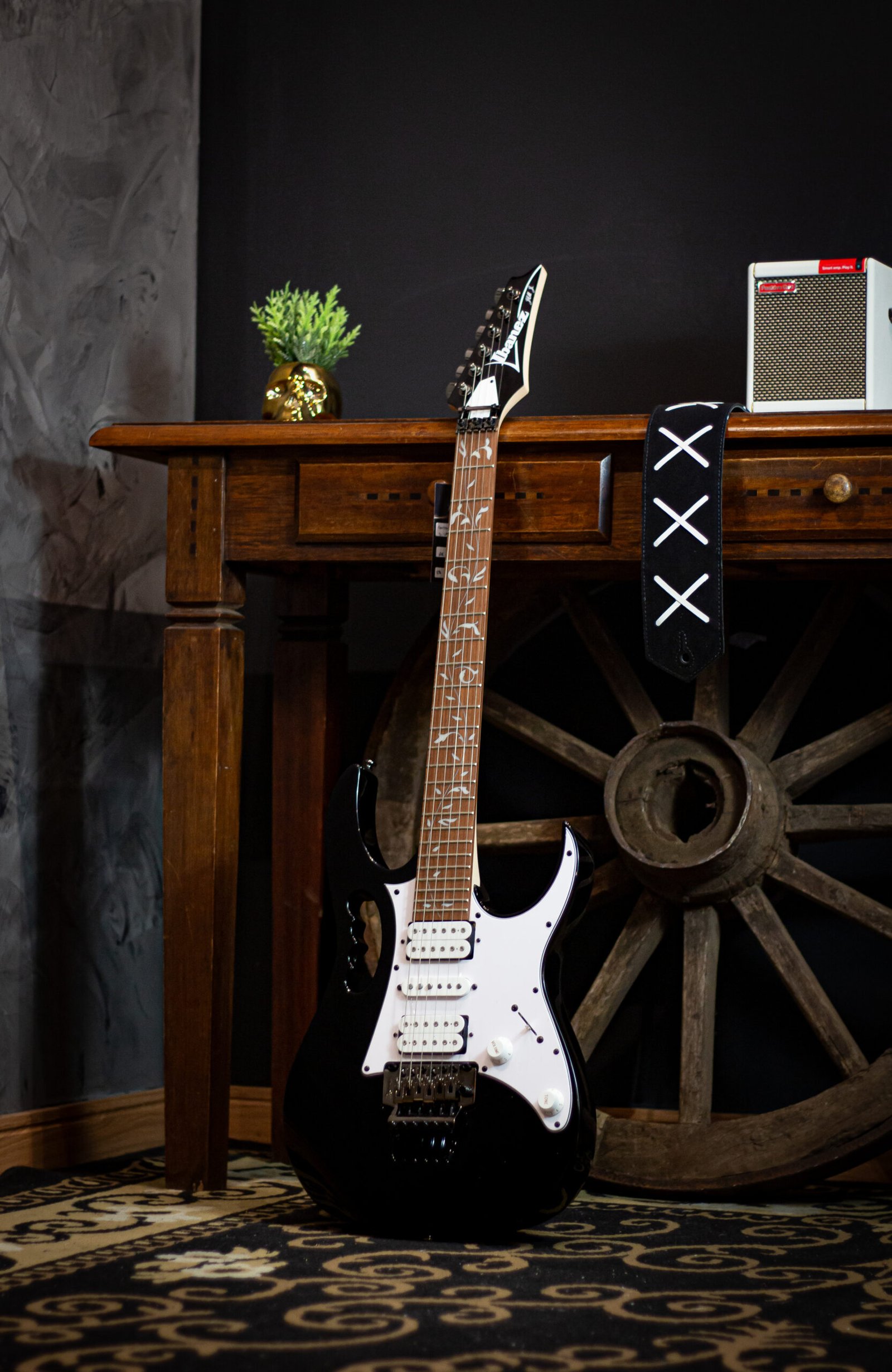 GUITARRA IBANEZ - S VAI JEMJR-BK - Imagem 2