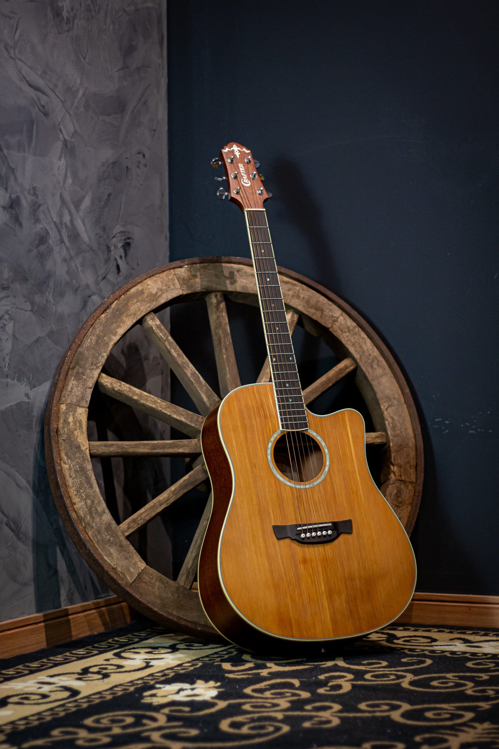 VIOLAO CRAFTER - FOLK CUTAWAY T/SOLIDO CEDRO B/S MOGNO EQ S1 NAT SATIN DE-7/N CRAFTER - Imagem 2