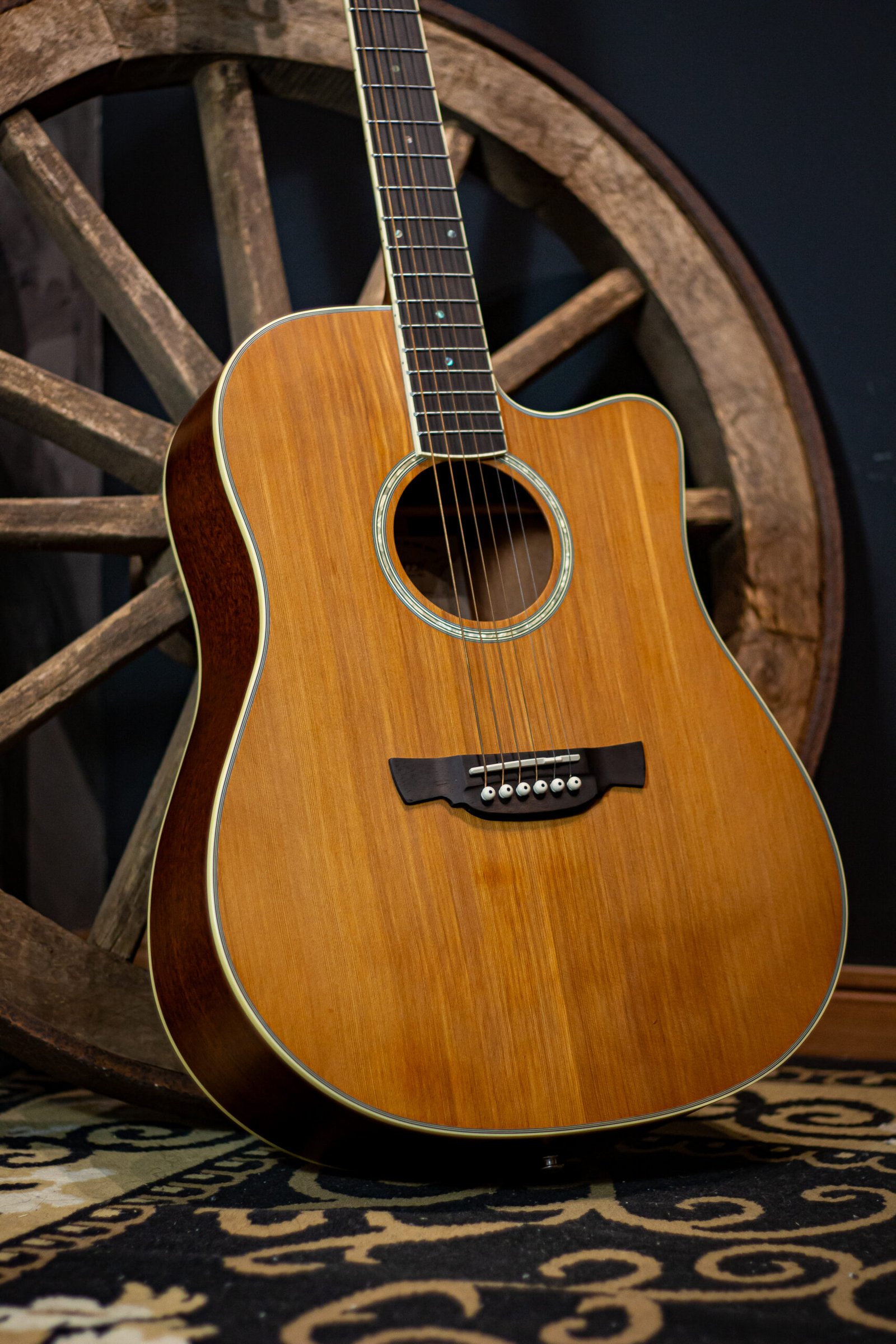 VIOLAO CRAFTER - FOLK CUTAWAY T/SOLIDO CEDRO B/S MOGNO EQ S1 NAT SATIN DE-7/N CRAFTER - Imagem 3