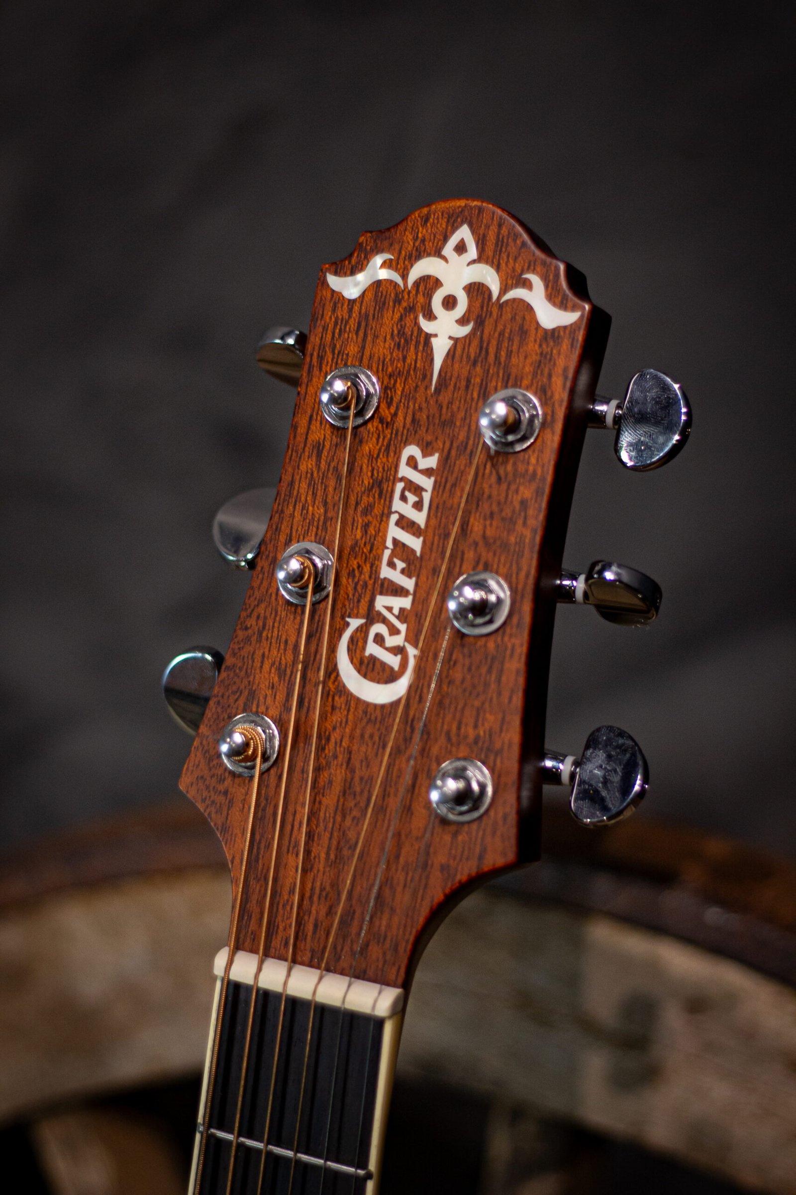 VIOLAO CRAFTER - FOLK CUTAWAY T/SOLIDO CEDRO B/S MOGNO EQ S1 NAT SATIN DE-7/N CRAFTER - Imagem 6