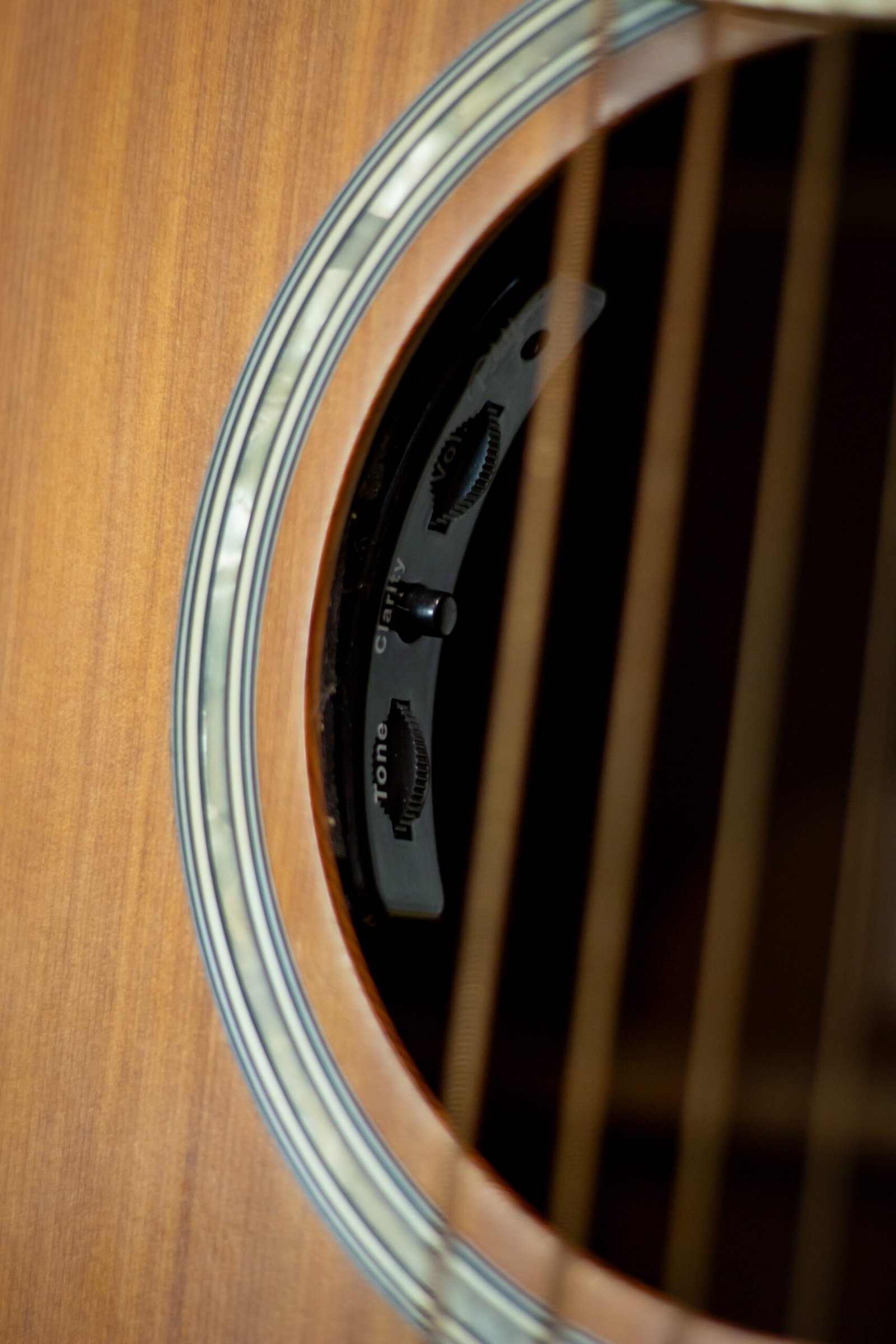 VIOLAO CRAFTER - FOLK CUTAWAY T/SOLIDO CEDRO B/S MOGNO EQ S1 NAT SATIN DE-7/N CRAFTER - Imagem 4